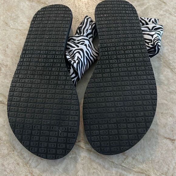 Sanuk  Zebra Sandals Size 8 - Picture 6 of 7